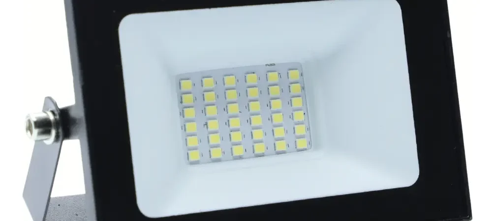 Iluminação de Fachada com Refletores Externos – Vale o Investimento?
